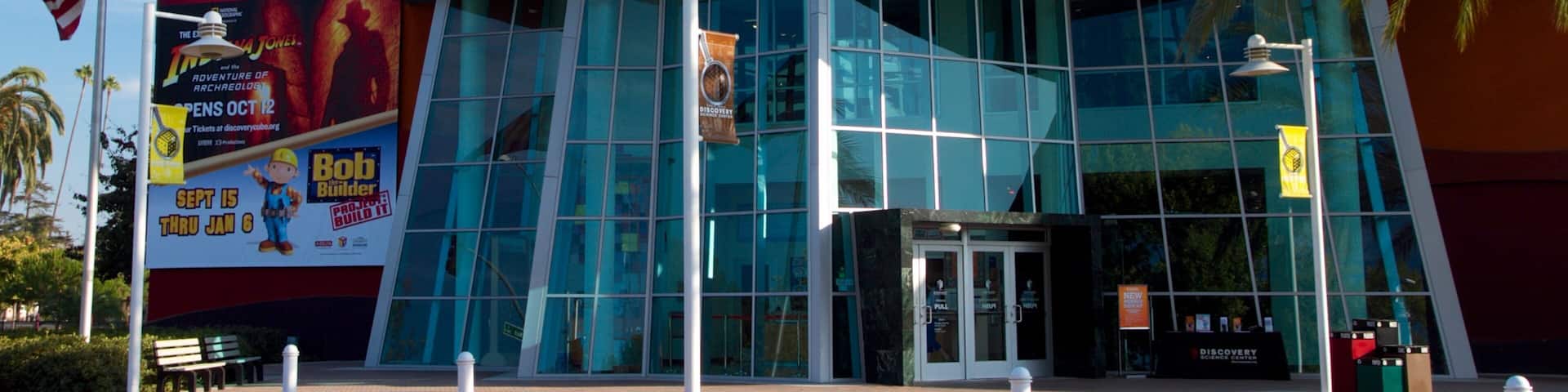 Museo de ciencias Discovery Science Center ofreciendo arquitectura moderna, escenas urbanas y una ciudad