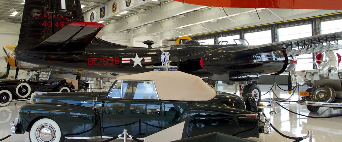 Lyon Air Museum que inclui aeronave e vistas internas