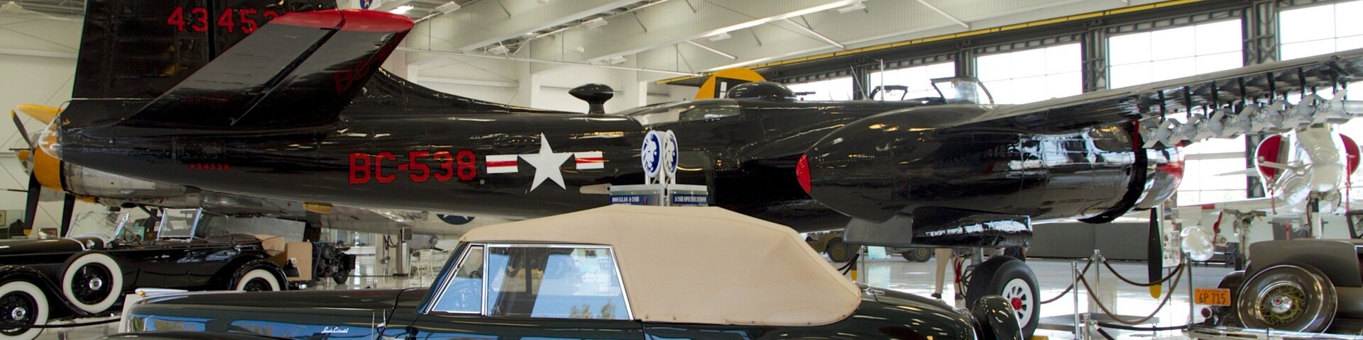 Lyon Air Museum que inclui aeronave e vistas internas