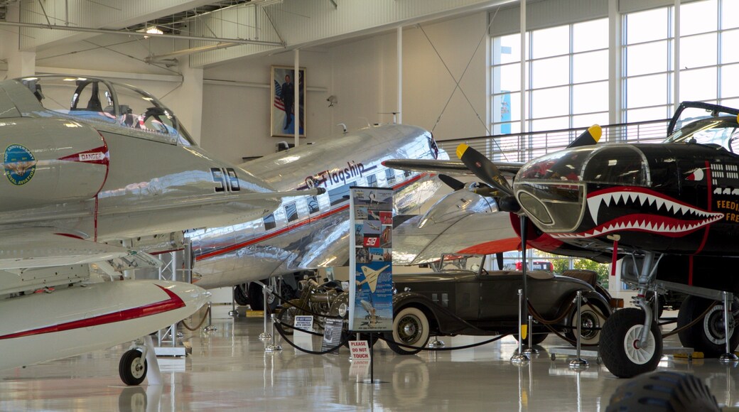 Musée Lyon Air mettant en vedette vues intérieures et avion