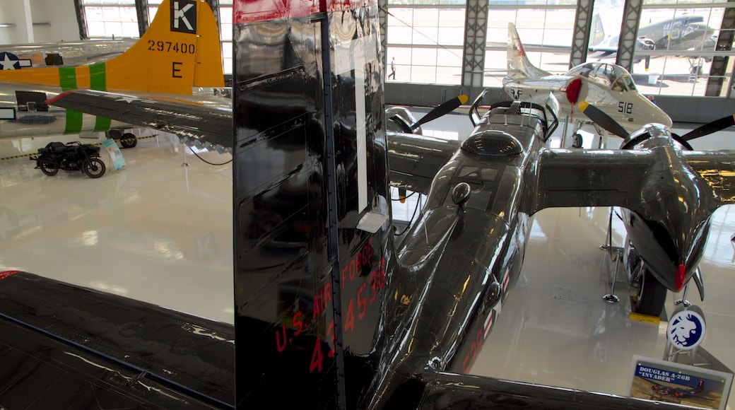 Museo del Aire Lyon mostrando aeronave y vistas interiores