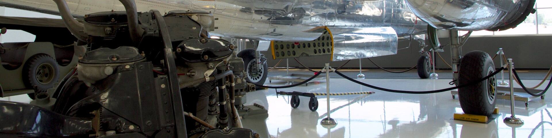 Lyon Air Museum das einen Innenansichten und Flugzeug