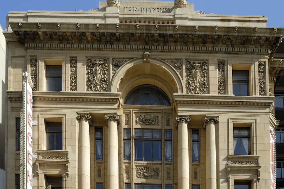 El exterior del Teatro Regent, con columnas ornamentadas y una gran entrada en arco.