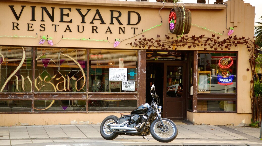 Bãi biển St. Kilda trong đó bao gồm cảnh đường phố, thành phố và chợ