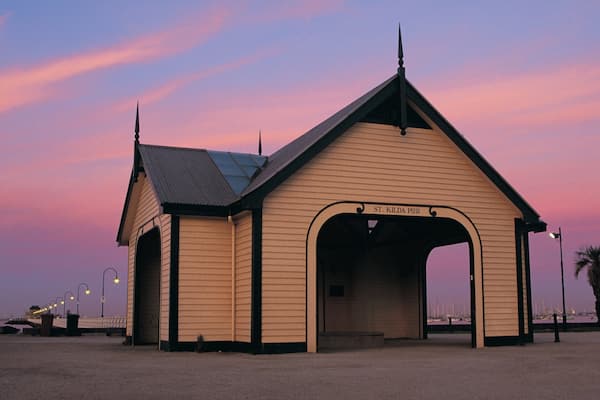 St. Kilda Beach which includes tropical scenes and a sunset