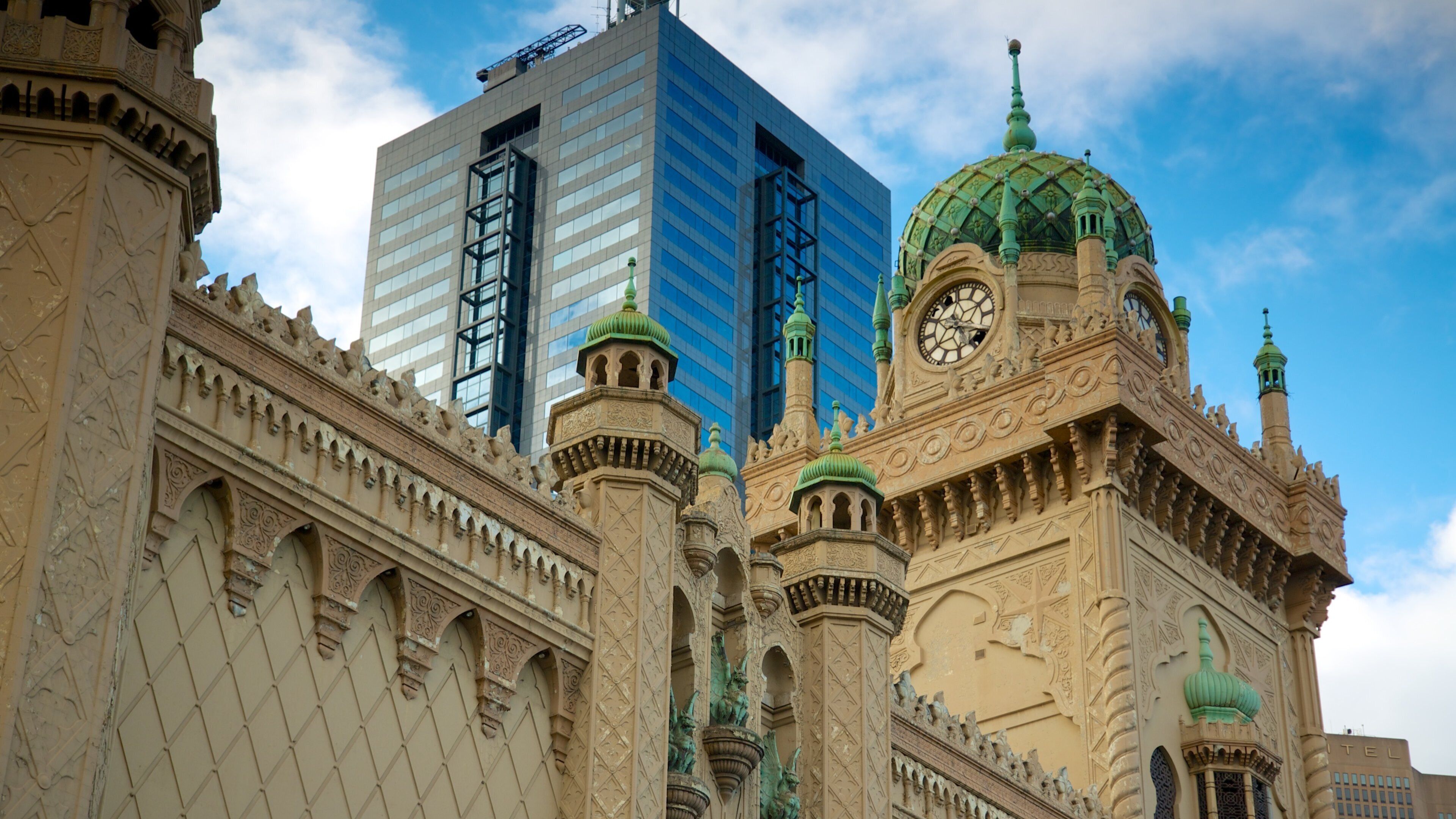 Teatro Forum ofreciendo escenas de teatro, arquitectura patrimonial y una ciudad