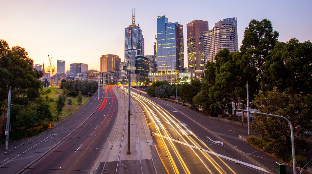 Birrarung Marr Park showing a sunset, landscape views and a city
