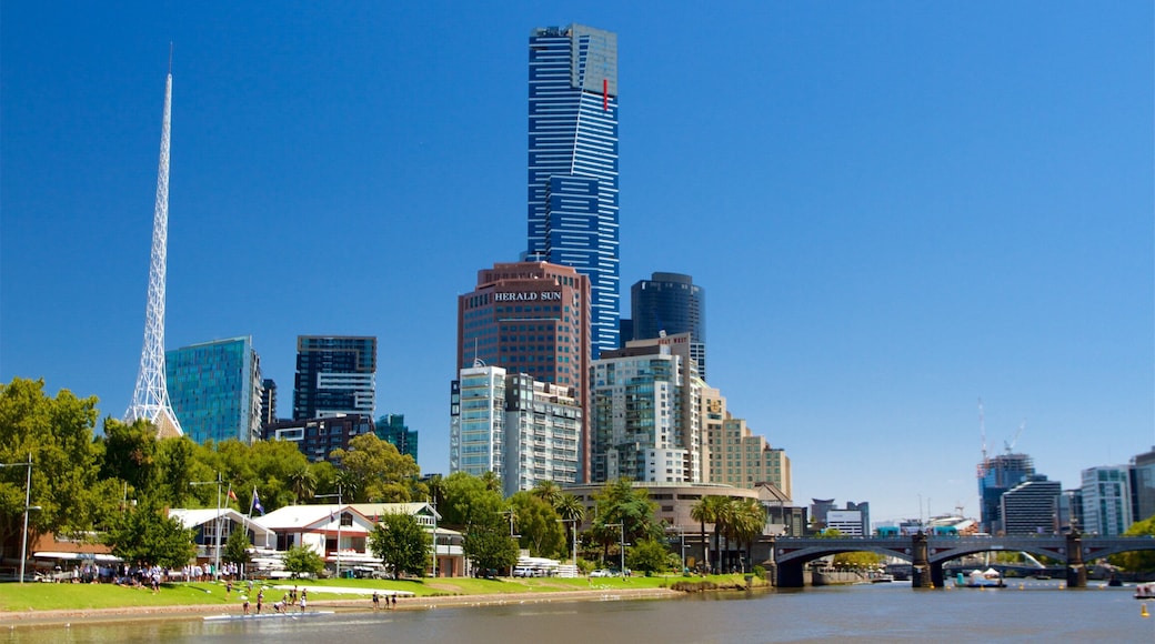 Parque Birrarung Marr que incluye un rascacielos, un río o arroyo y una ciudad