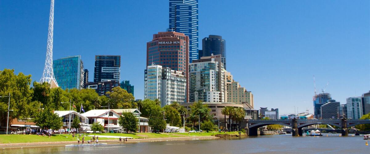 Birrarung Marr Park presenterar en stad, en å eller flod och ett höghus