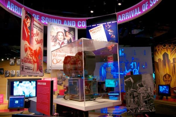 Australian Centre for the Moving Image montrant jardin et vues intérieures