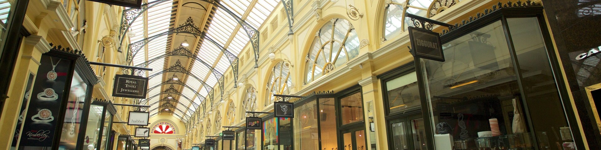 Royal Arcade caracterizando compras e vistas internas