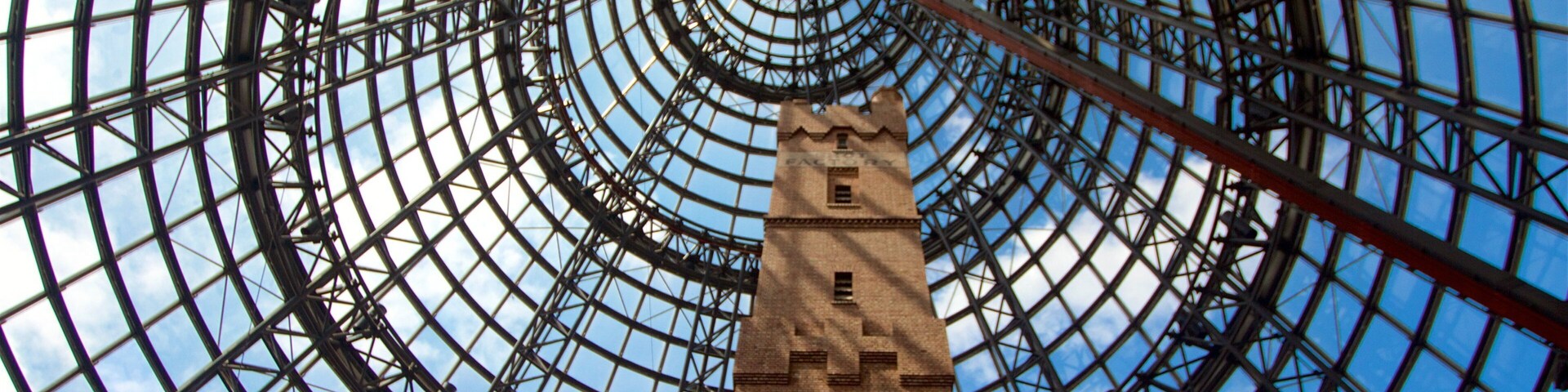 Una estructura con cúpula de vidrio y una torre central.