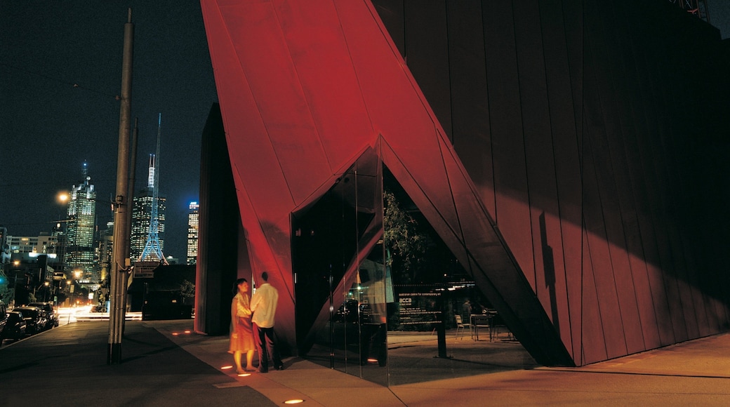 Centre australien d\'art contemporain mettant en vedette scènes de nuit, scènes de rue et ville