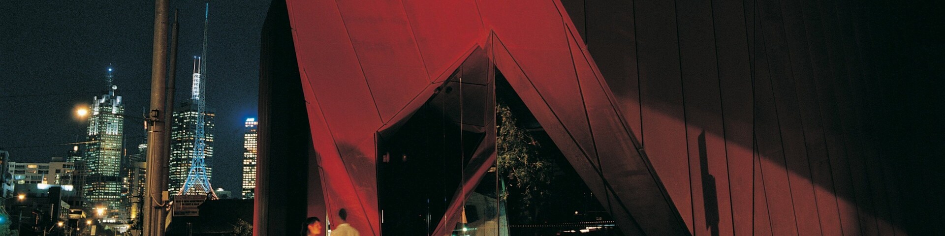 Centro australiano de artes contemporáneas ofreciendo escenas de noche, imágenes de calles y una ciudad