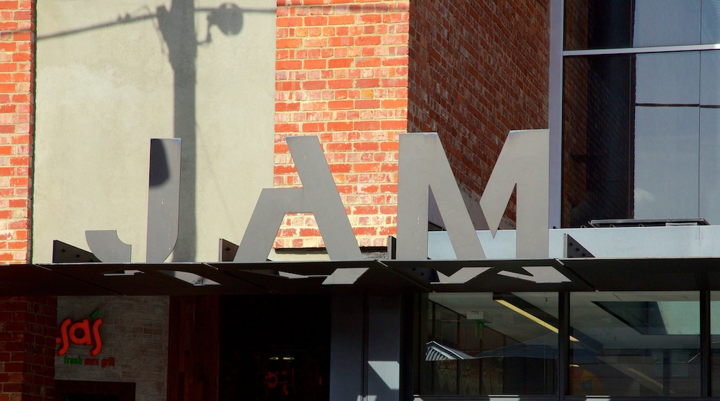 Jam Factory som inkluderer skilt