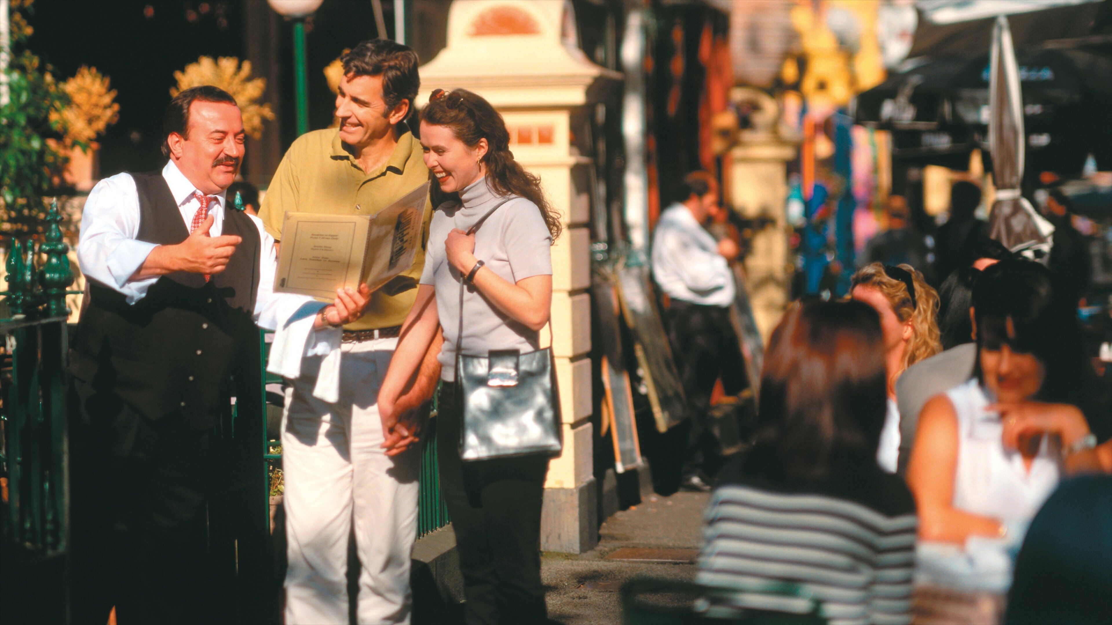 Calle Lygon que incluye una ciudad y imágenes de calles y también un pequeño grupo de personas