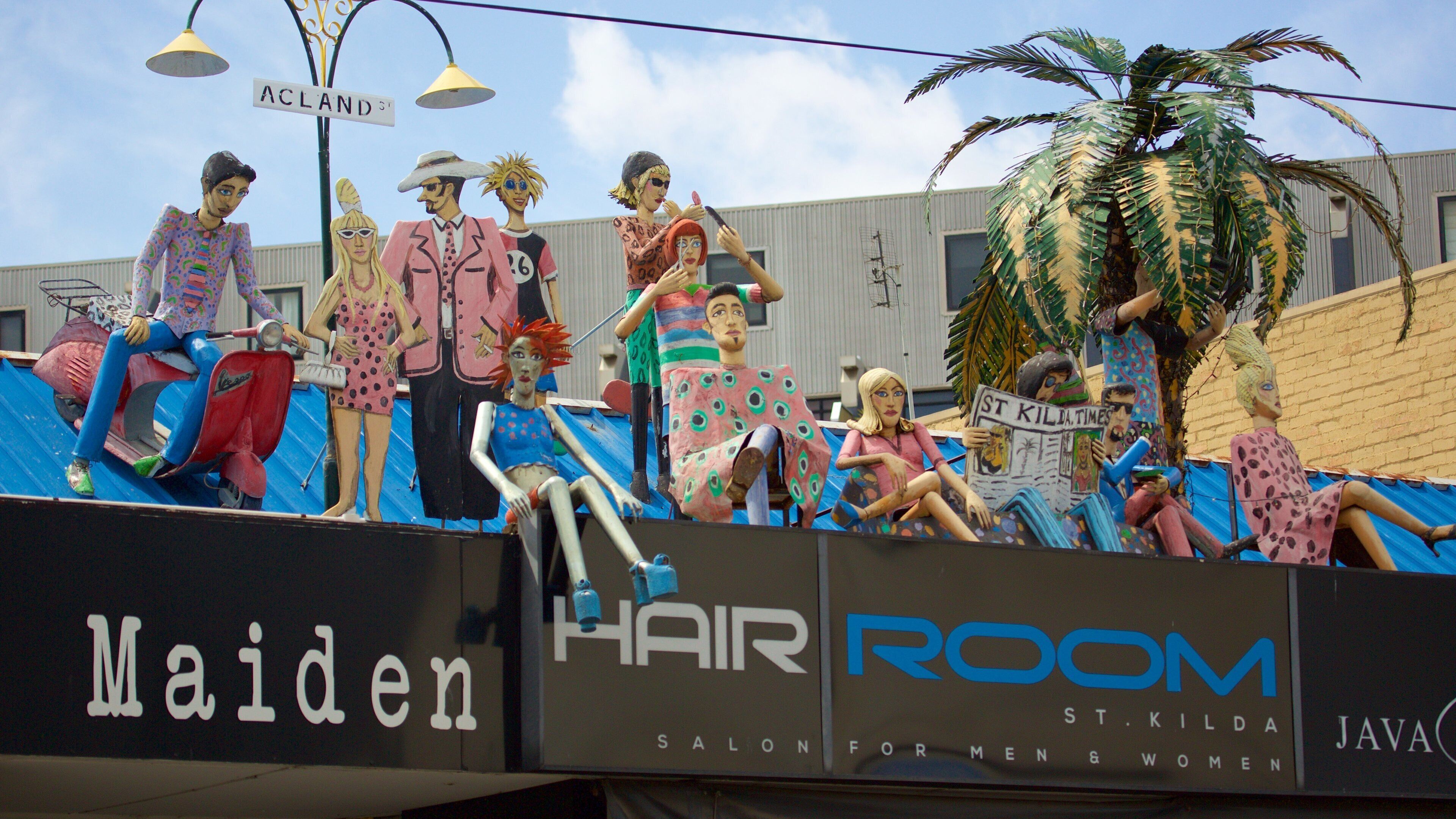 Acland Street toont kunst in de open lucht en bewegwijzering