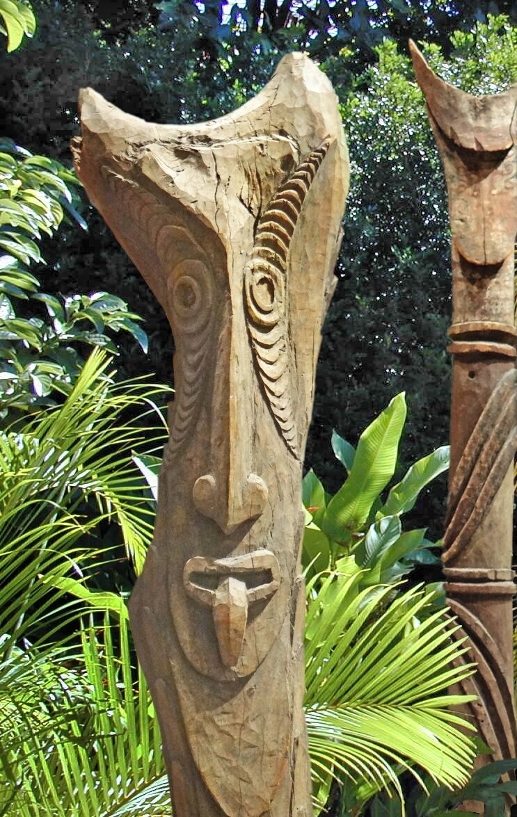 Poteau en bois sculpté d'une maison (hauspfosten) de Nouvelle-Guinée (Mélanésie) d'un village (Kanganamun) situé dans la partie centrale du fleuve Sepik (photo placée dans un environnement réinventé) Collections océaniennes du musée d'ethnologie de Berlin (Dahlem) www.smb-digital.de/