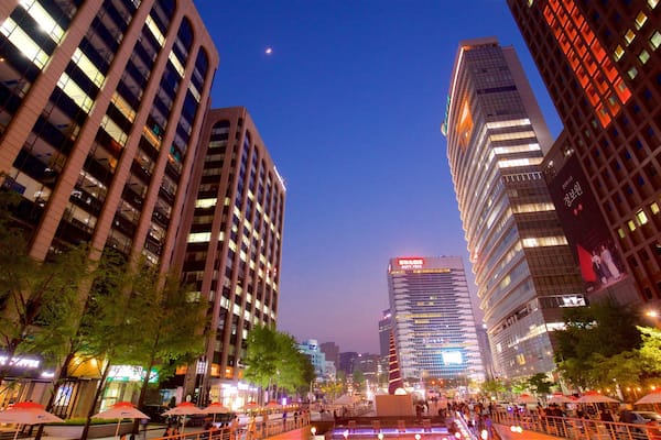 Cheonggyecheon mettant en vedette scĂšnes de nuit, ville et gratte-ciel
