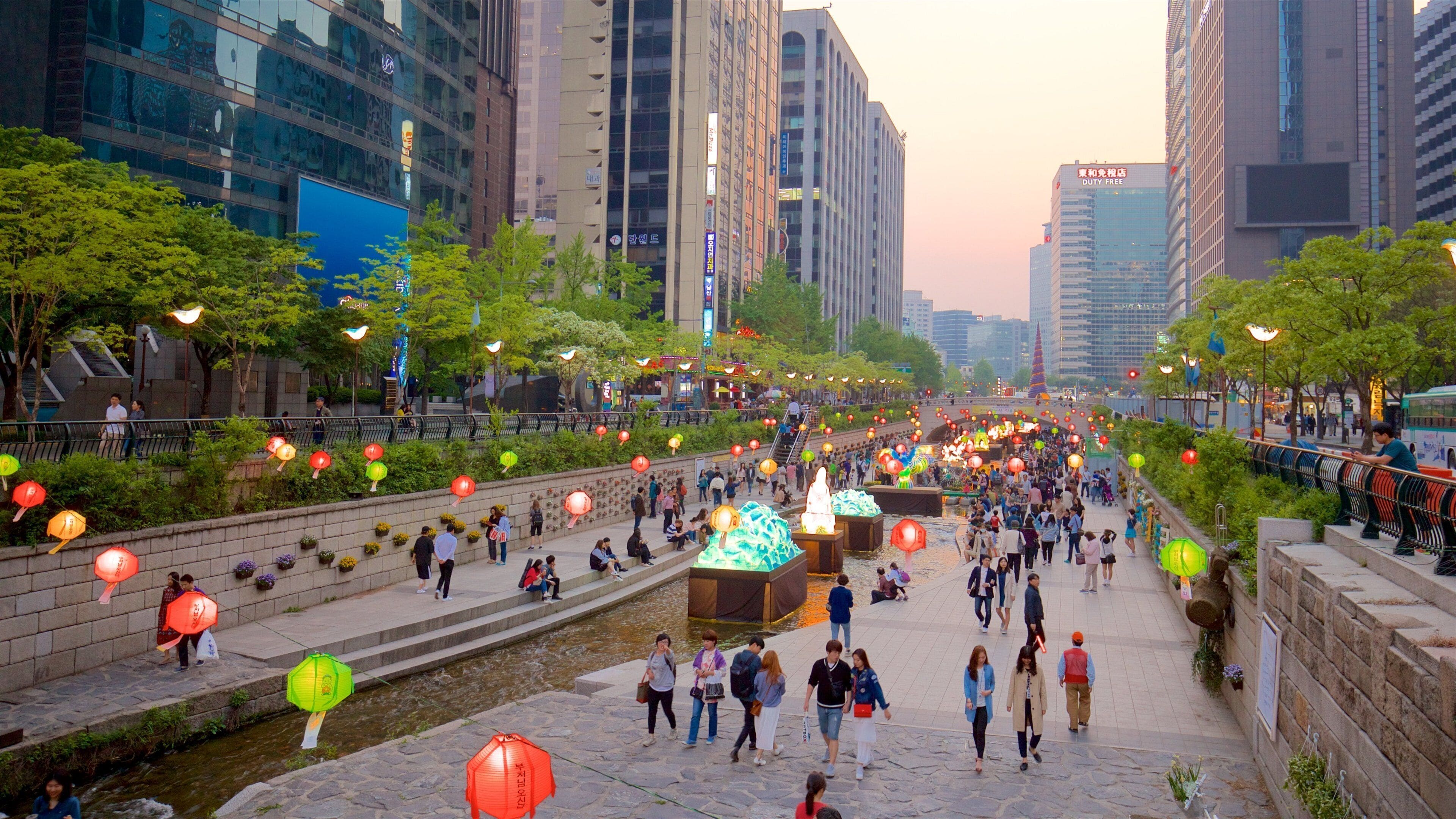 Cheonggyecheon inclusief een rivier of beek, een park en een zonsondergang