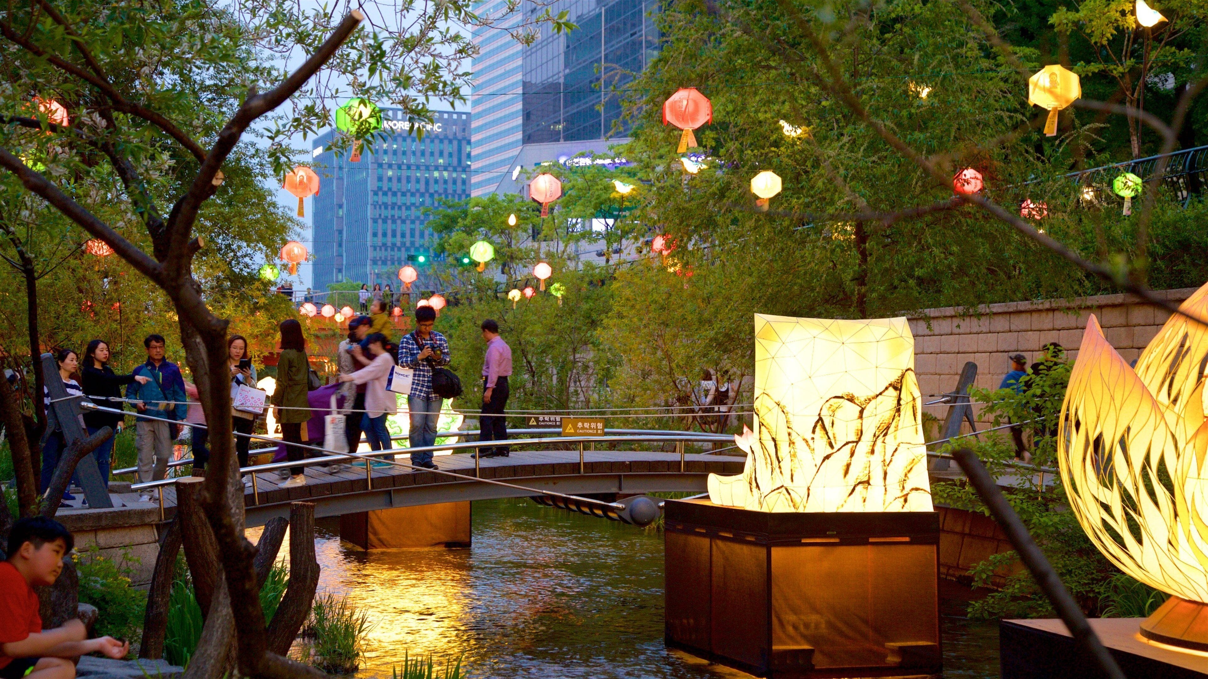 Cheonggyecheon montrant pont, rivière ou ruisseau et ville