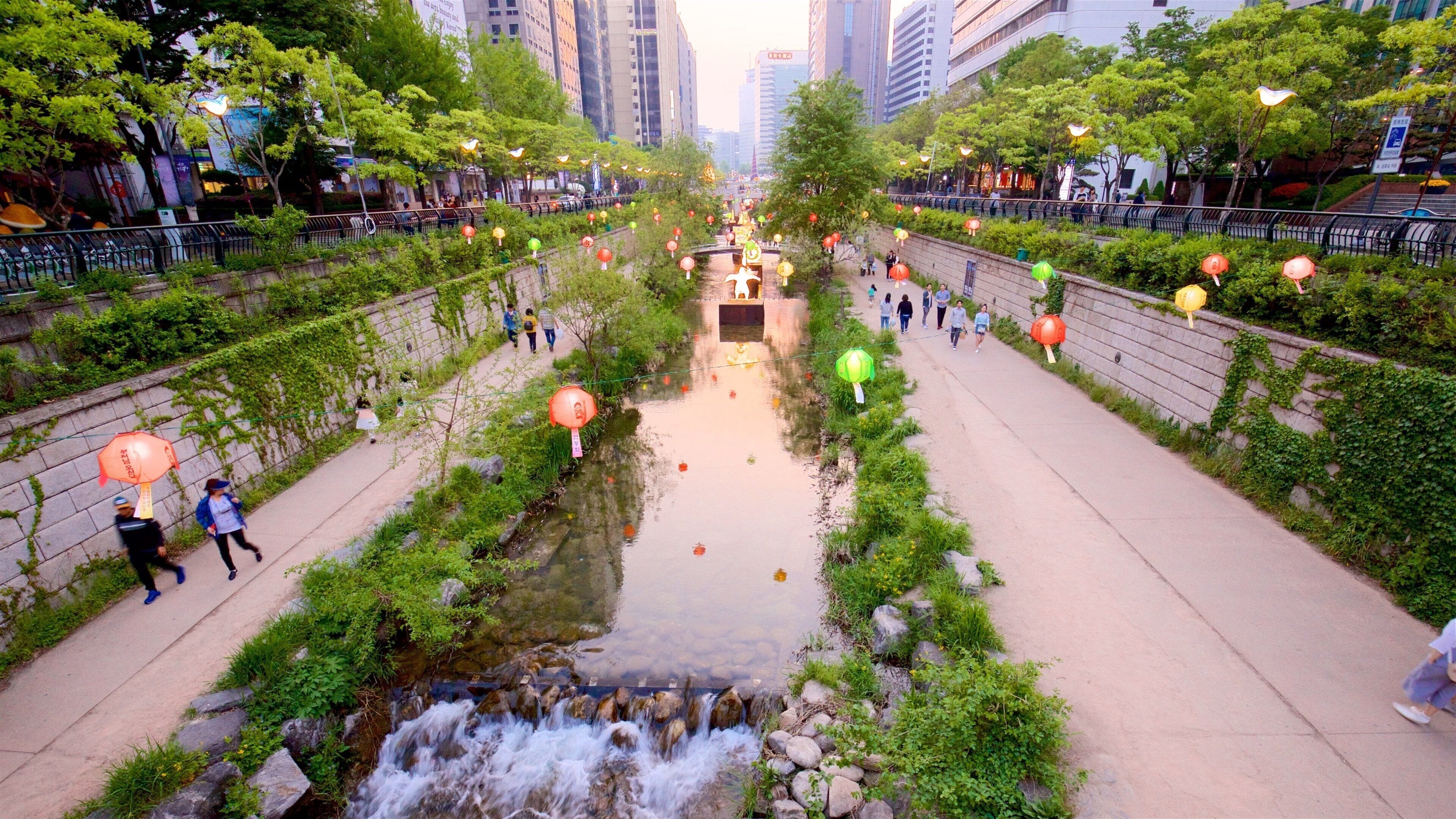 Cheonggyecheon featuring puisto, joki tai puro ja kaupunki