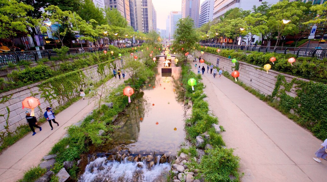 Cheonggyecheon som omfatter en park, en flod eller et vandløb og en by