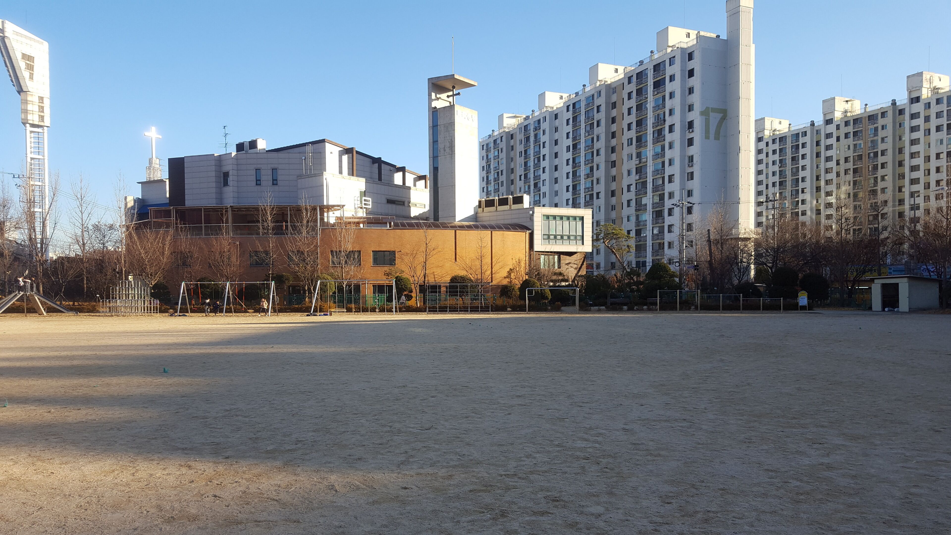 비산초등학교 운동장 뒤에 있는 놀이터