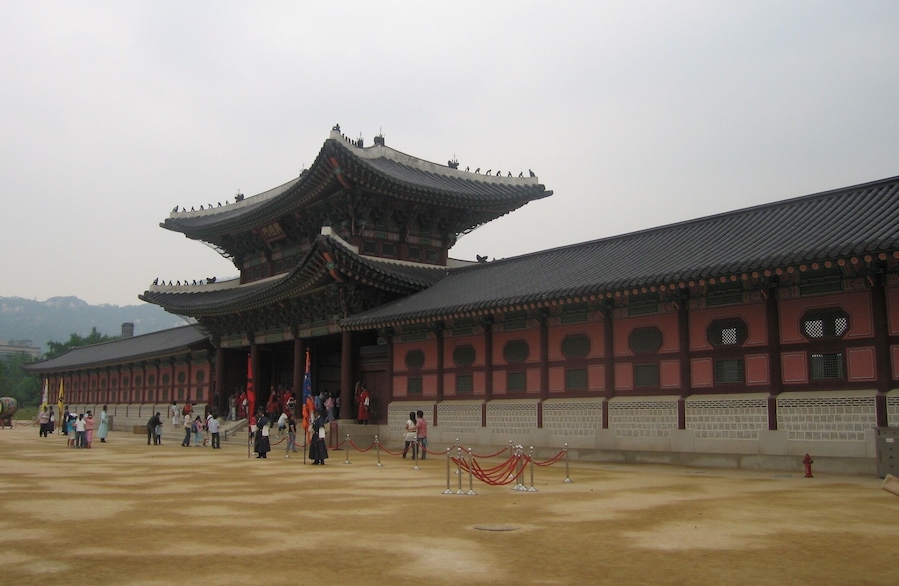 Learning about Korean history and culture at the Gyeongbokgung Palace in Seoul