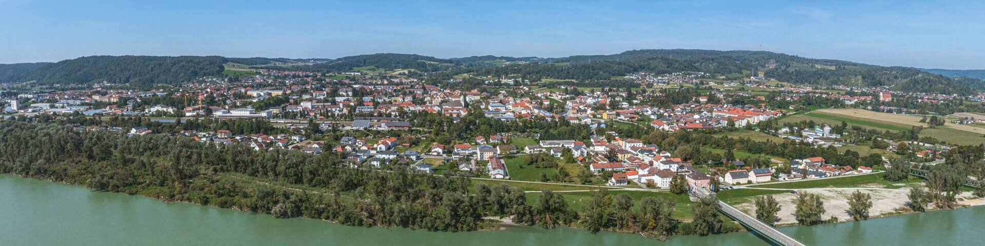 Ausblick auf Simbach am Inn am bayerischen Ufer des Flusses
