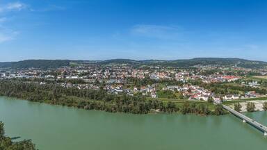 Ausblick auf Simbach am Inn am bayerischen Ufer des Flusses