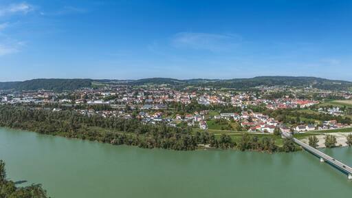 Ausblick auf Simbach am Inn am bayerischen Ufer des Flusses