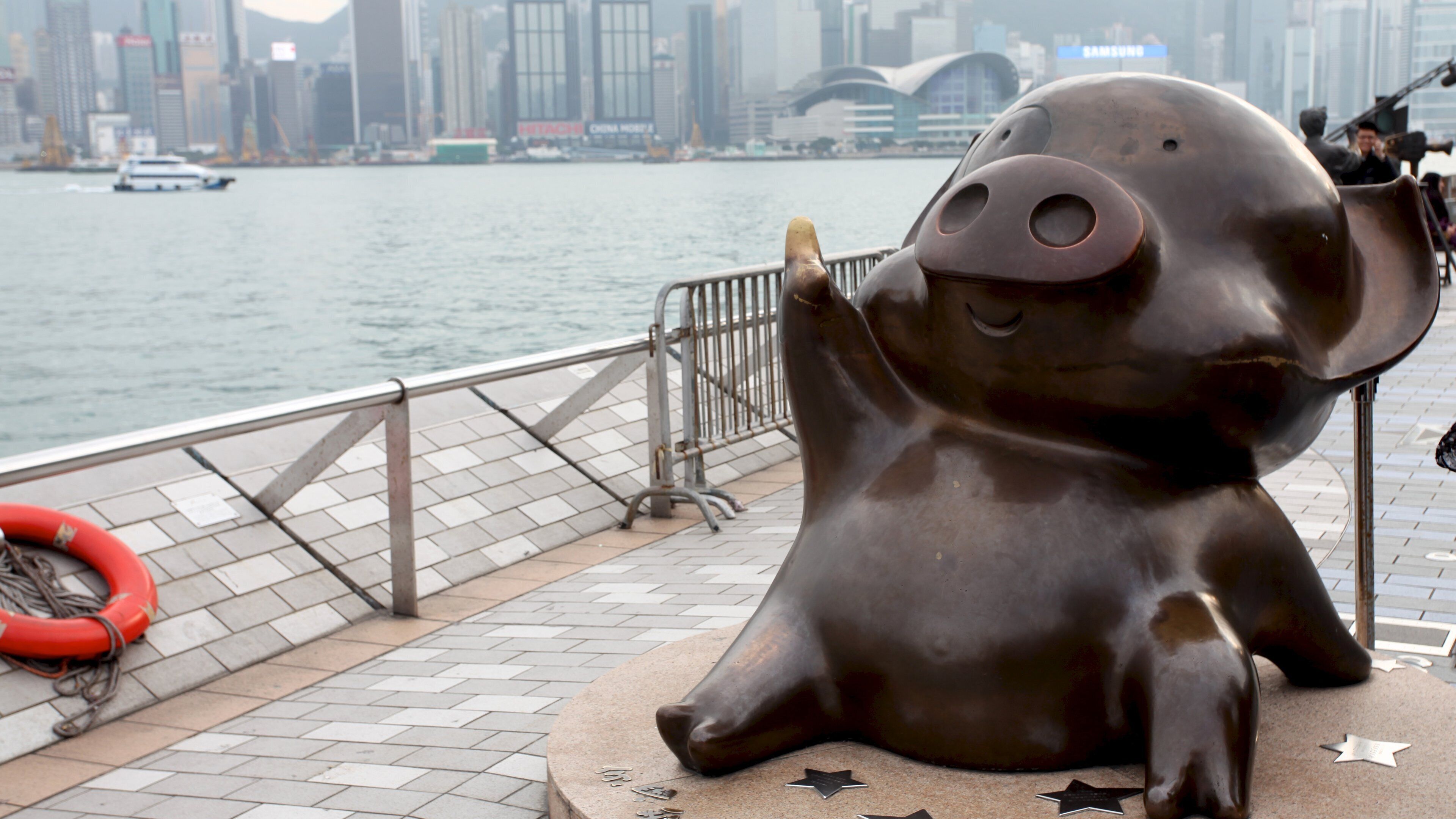 Avenue of Stars showing a coastal town, a bay or harbour and a statue or sculpture