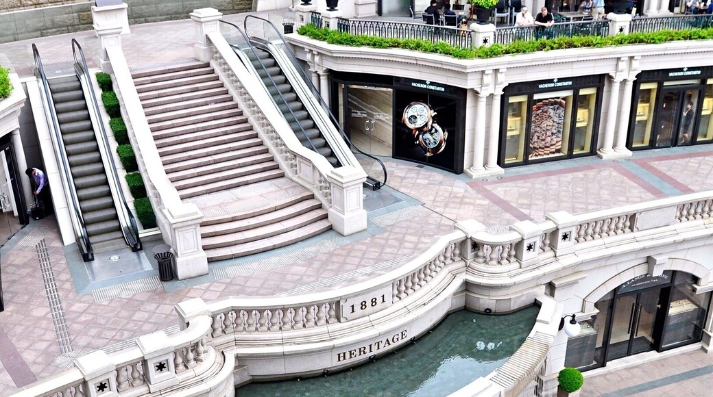 1881 Heritage (前水警總部), former Marine Police Headquarters Compound built in the early 1880s in a combination of Victorian colonial and neo-classical architectural designs, is now Hong Kong's Cultural & Shopping Landmark.
#Asia #HongKong #Kowloon #architecture #AboveItAll #1881Heritage