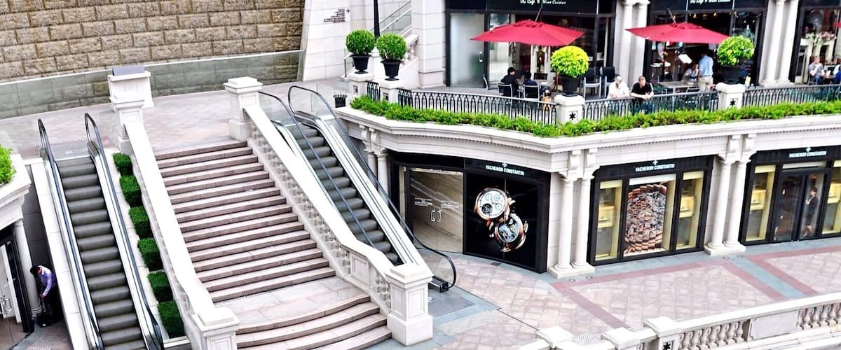 1881 Heritage (前水警總部), former Marine Police Headquarters Compound built in the early 1880s in a combination of Victorian colonial and neo-classical architectural designs, is now Hong Kong's Cultural & Shopping Landmark.
#Asia #HongKong #Kowloon #architecture #AboveItAll #1881Heritage