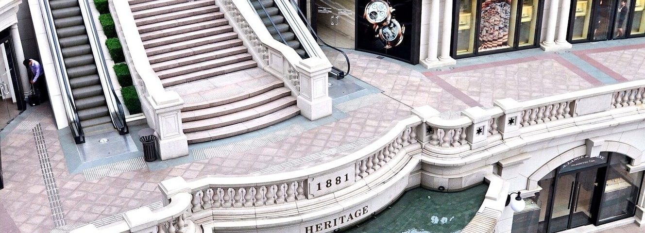 1881 Heritage (前水警總部), former Marine Police Headquarters Compound built in the early 1880s in a combination of Victorian colonial and neo-classical architectural designs, is now Hong Kong's Cultural & Shopping Landmark.
#Asia #HongKong #Kowloon #architecture #AboveItAll #1881Heritage