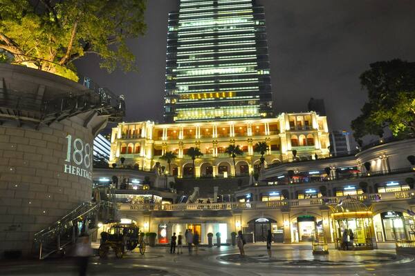 1881 Heritage (前水警總部) - The Former Marine Police Headquarters Compound built in the early 1880s in a combination of Victorian colonial and neo-classical architectural designs, is now Hong Kong's Cultural & Shopping Landmark.
#InStone #Asia #HongKong #Kowloon #architecture #TroveOnTuesday #Golden