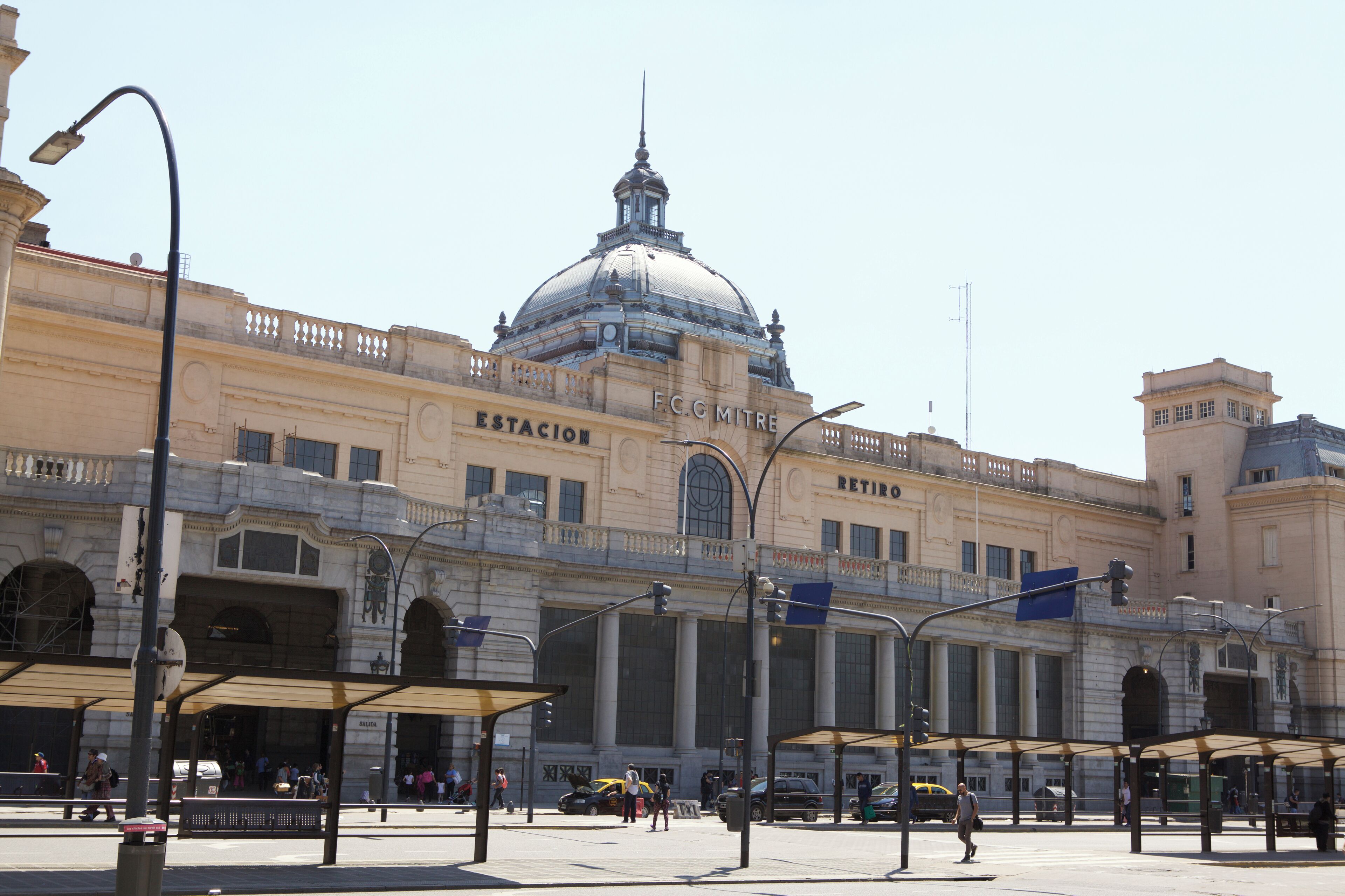 Un gran edificio histórico con una cúpula y arcos, con la etiqueta “Estacion” y “Retiro”.