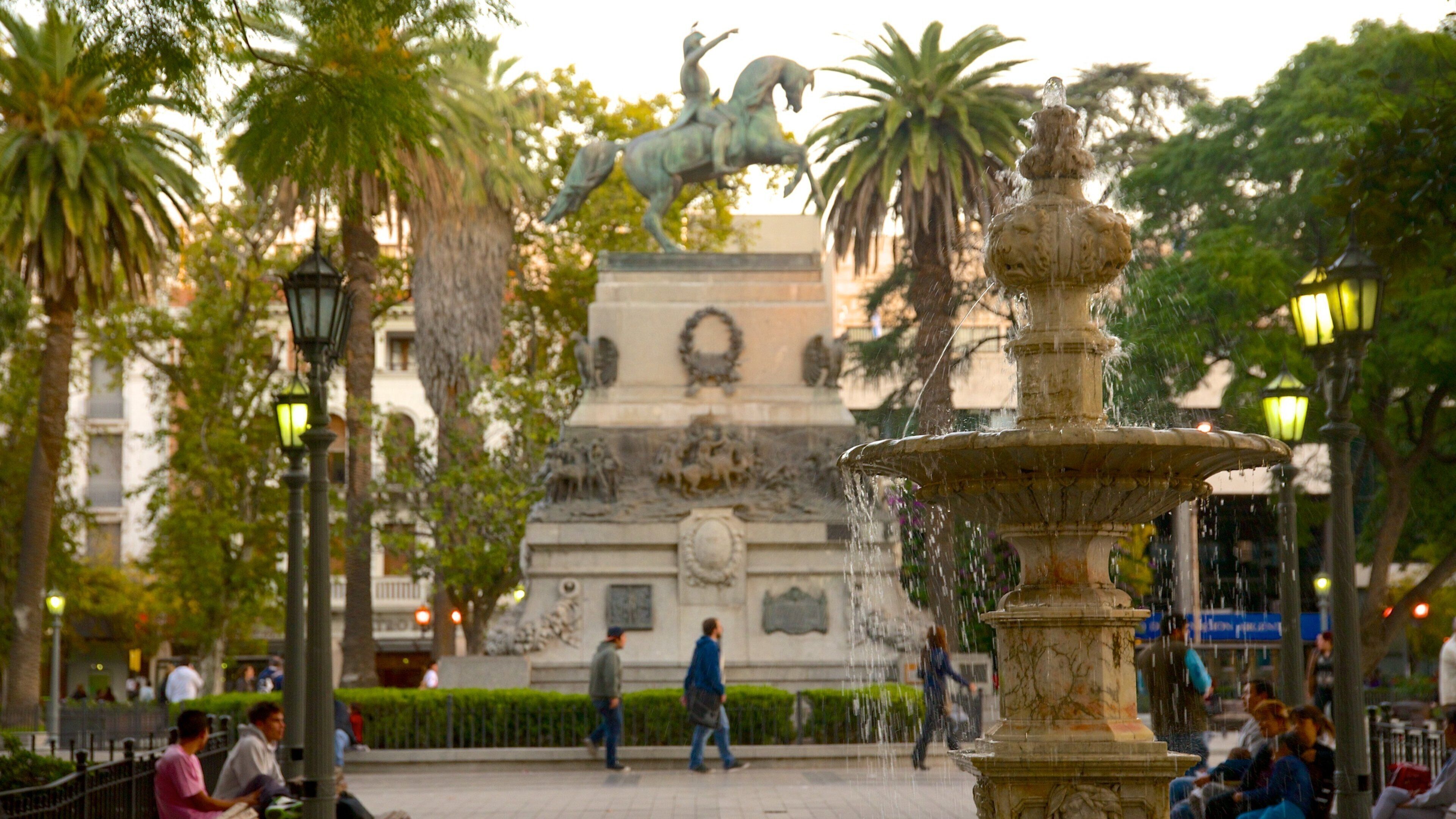 Plaza San Martin showing a square or plaza, a fountain and a statue or sculpture
