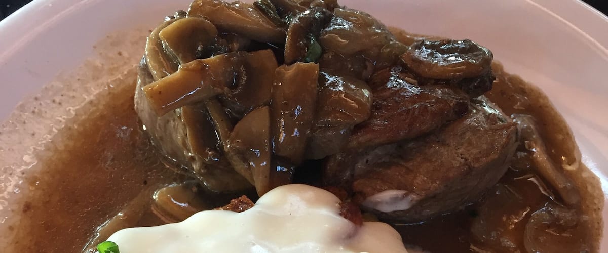Lomo al champiñón con milhojas de papas