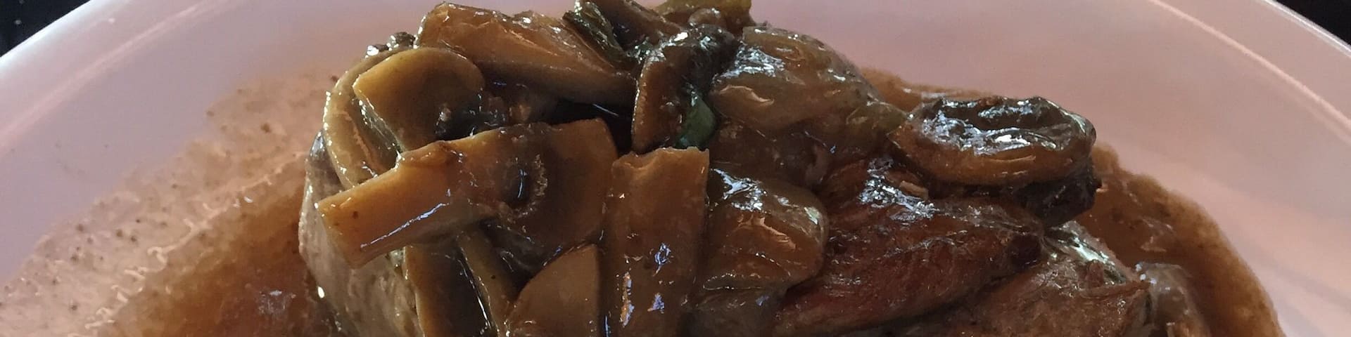 Lomo al champiñón con milhojas de papas