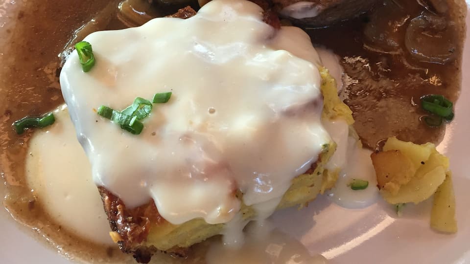 Lomo al champiñón con milhojas de papas