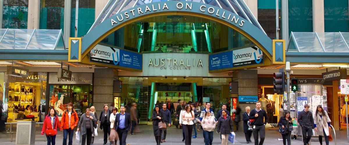 Collins Street som inkluderer moderne arkitektur, gatescener og skilt