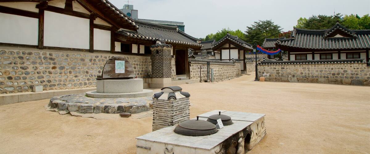 Namsangol Hanok Village som visar historiska element