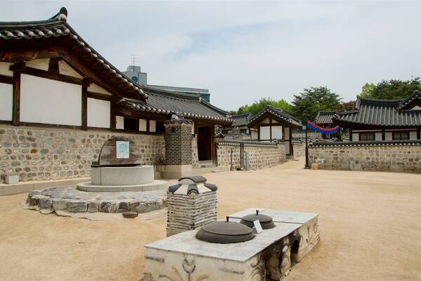 Namsangol Hanok qui includes patrimoine historique