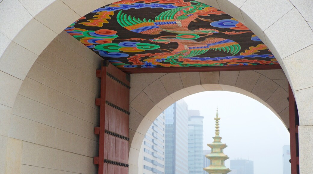 Gwanghwamun which includes art
