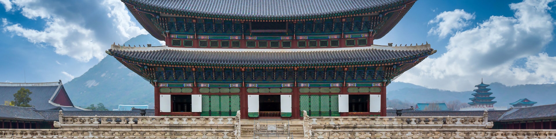 Gyeongbok palace in Seoul City, Gyeongbokgung palace landmark of Seoul, South Korea, Korean wooden traditional house in Gyeongbokgung the main royal palace of Joseon dynasty.