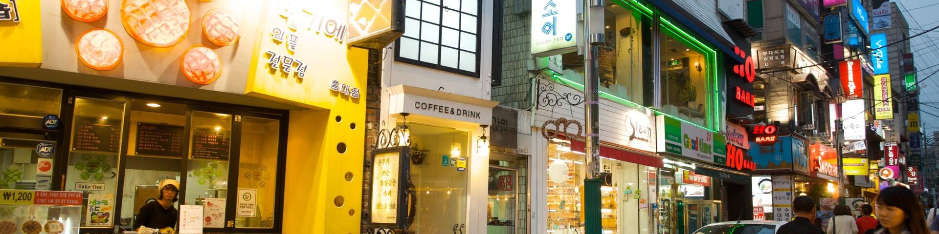 Hongdae welches beinhaltet bei Nacht, Einkaufen und StraĂenszenen