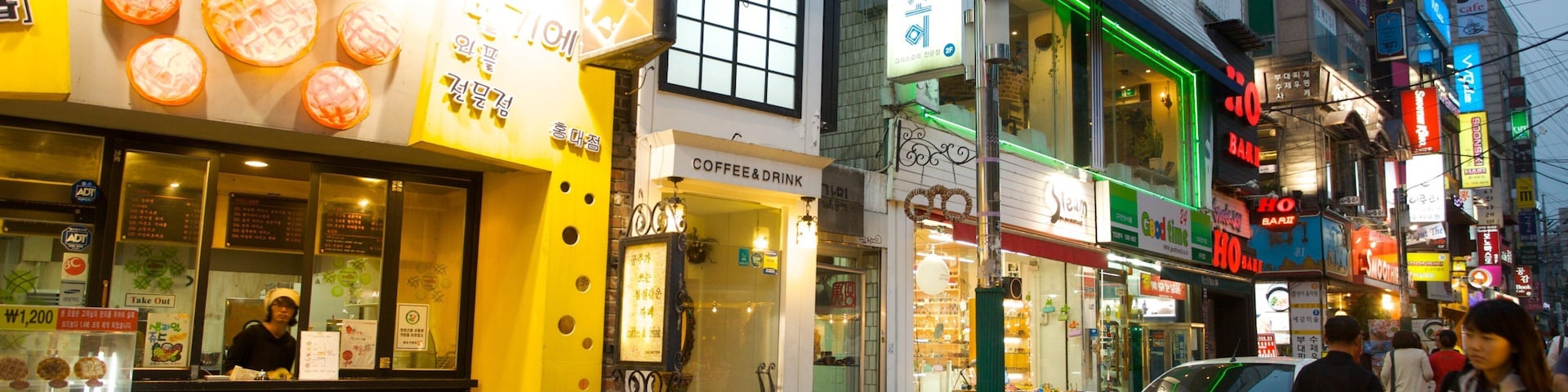 Hongdae mostrando sinalização, mercados e cenas noturnas