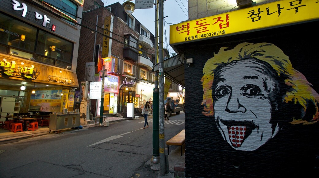 Hongdae que incluye señalización, arte al aire libre y escenas cotidianas